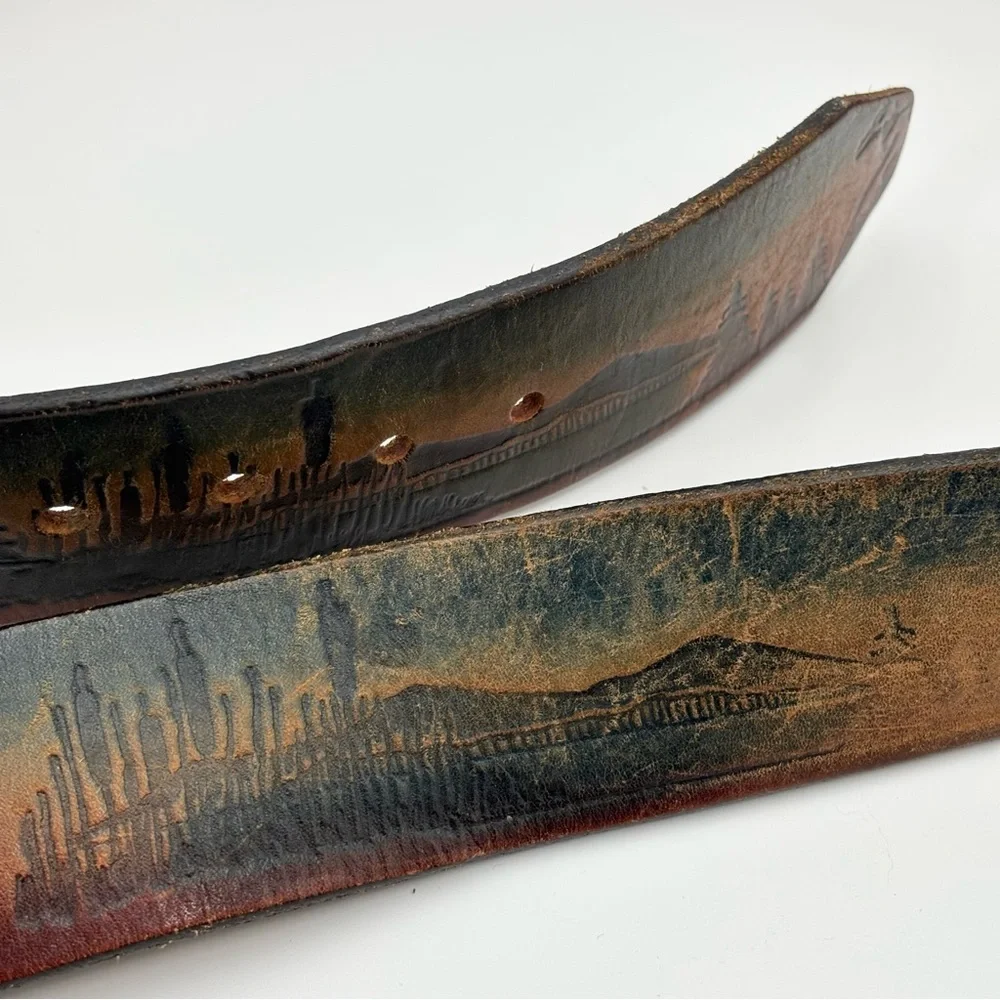 Artisan Leather Belt Gavere Leather belt features‎ a embossed duck Silver Buckle